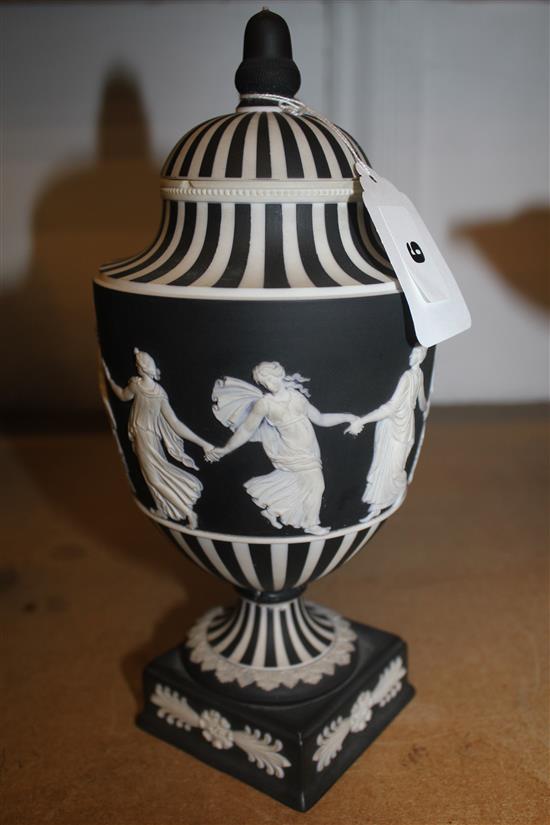 Wedgwood black jasper vase and cover (a.f.)